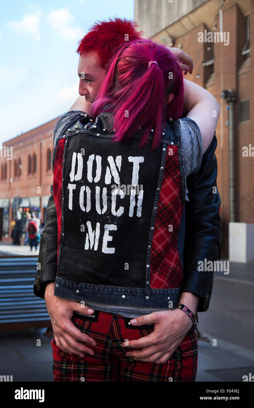 Beth Hardicre dice 'No me toque' eslóganes inapropiados de la chaqueta punk  en el festival Punk Rebellion en los Jardines de Invierno. Una pareja se  enfrenta a culturas en la famosa ciudad