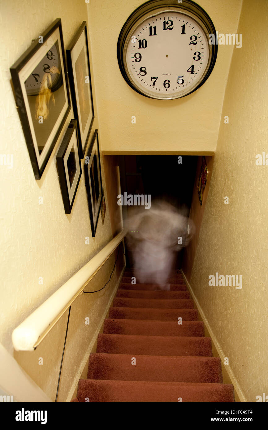 Fantasma en las escaleras Fotografía de stock - Alamy