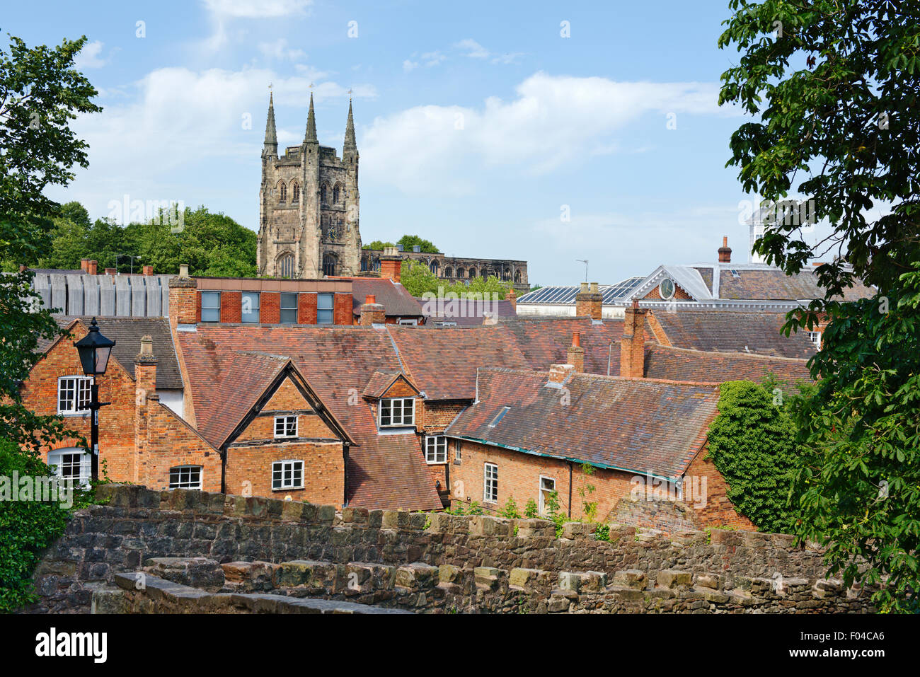 Vivienda los tejados y campanarios de la iglesia de St Editha, Tamworth, Staffordshire Foto de stock