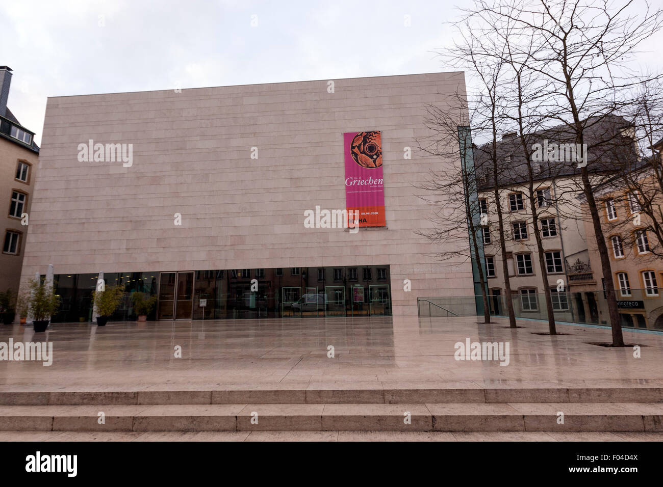 Delantera del Musée national d'histoire et d'art Luxemburgo (MNHA), edificio diseñado por Christian Bauer et Associés, Foto de stock