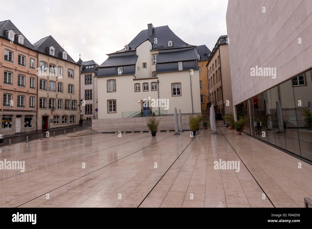 Marché-Aux-Poissons square, con el Musée National d'histoire et d'art Luxemburgo (MNHA) Foto de stock