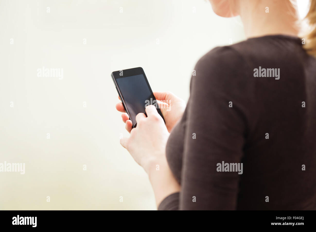 Cerca de una mujer mediante Mobile teléfono inteligente. Foto de stock