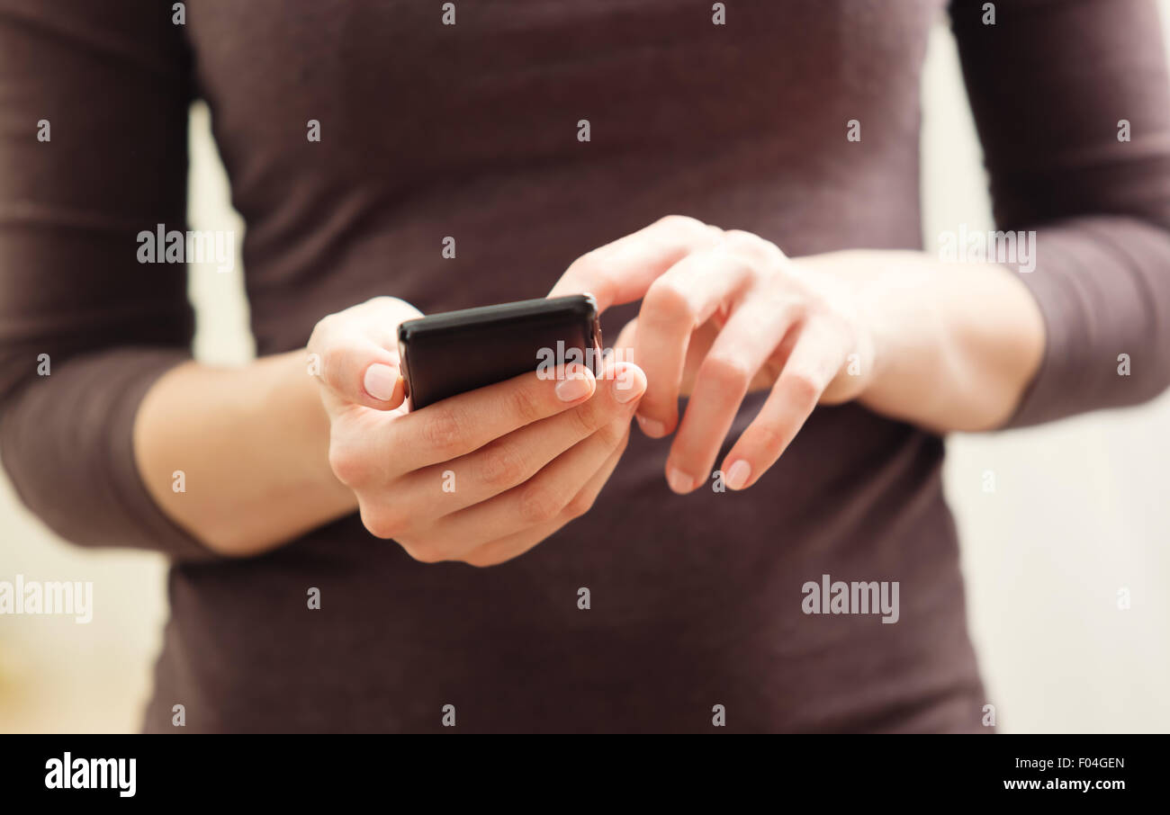 Cerca de una mujer mediante Mobile teléfono inteligente. Foto de stock