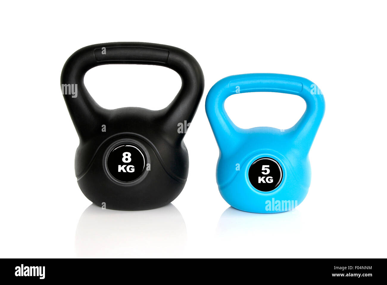 Un par negro de 8 kg y 5 kg kettlebell kettlebell azul aislado sobre fondo blanco. Los pesos para un entrenamiento físico. Foto de stock