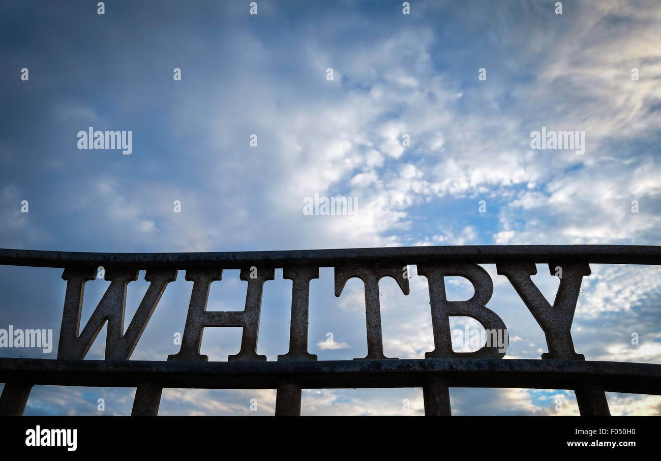 Un signo de Whitby siluetas contra el cielo, en Whitby Yorkshire, Reino Unido Foto de stock