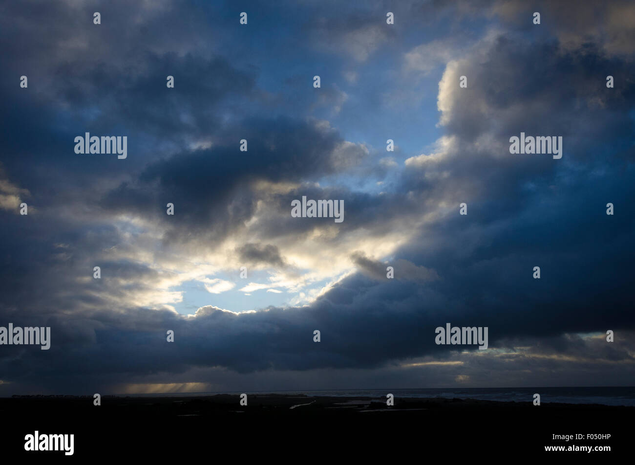 Cielo de borrasca sobre el Océano Pacífico, Glenburn, Wairarapa, Isla del Norte, Nueva Zelanda Foto de stock