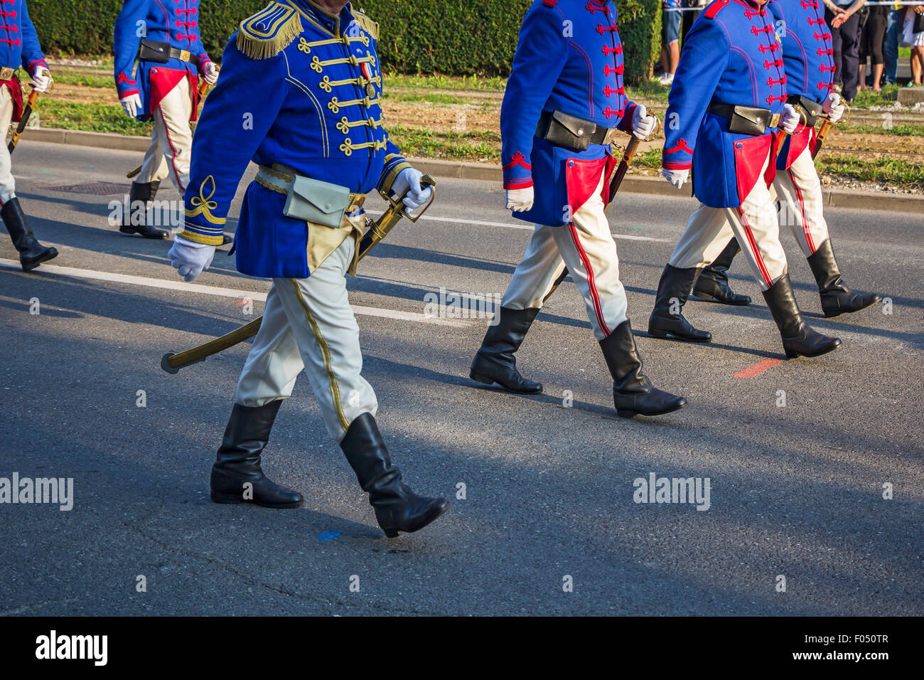 Festivo desfile militar del ejército croata en uniformes históricos en el aniversario de la liberación acción tormenta en Zagreb. Foto de stock