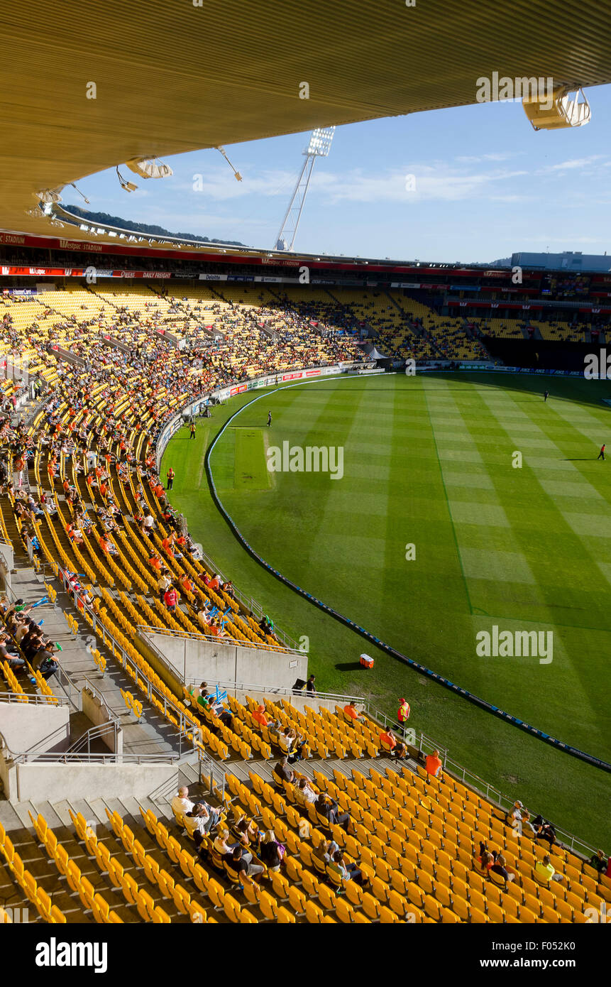 Juego de cricket en el estadio Westpac, Wellington, en la Isla del Norte, Nueva Zelanda Foto de stock