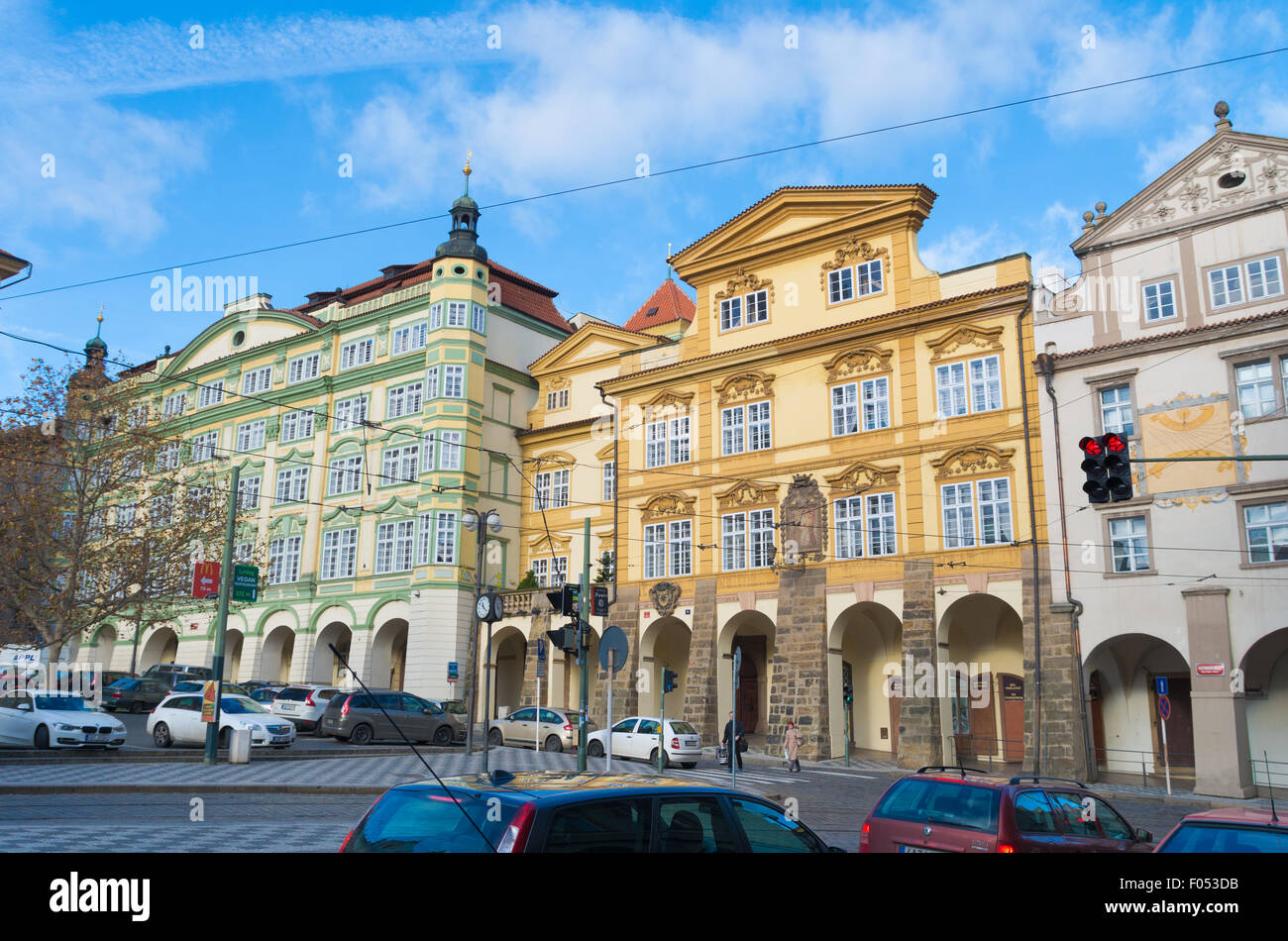 Típico de las fachadas de las casas en la parte inferior del centro de la ciudad. Praga es considerada como una de las más bellas c Foto de stock