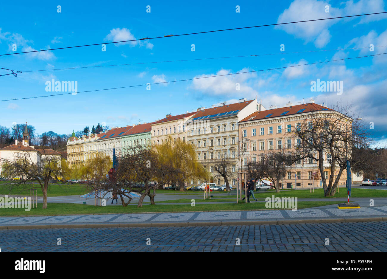 Típico de las fachadas de las casas en el centro de la ciudad. Praga es considerada como una de las ciudades más bellas Foto de stock