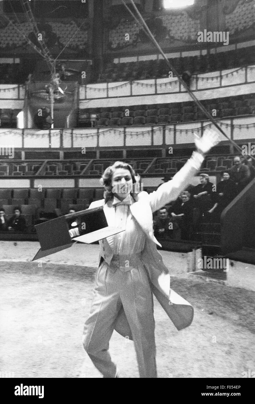 Bergman, Ingrid, 29.8.1915 - 29.8.1982, actriz sueca de media duración, durante el ensayo de gala de la Union des Artistes, Cirque d'hiver, París, 4.3.1957, Foto de stock