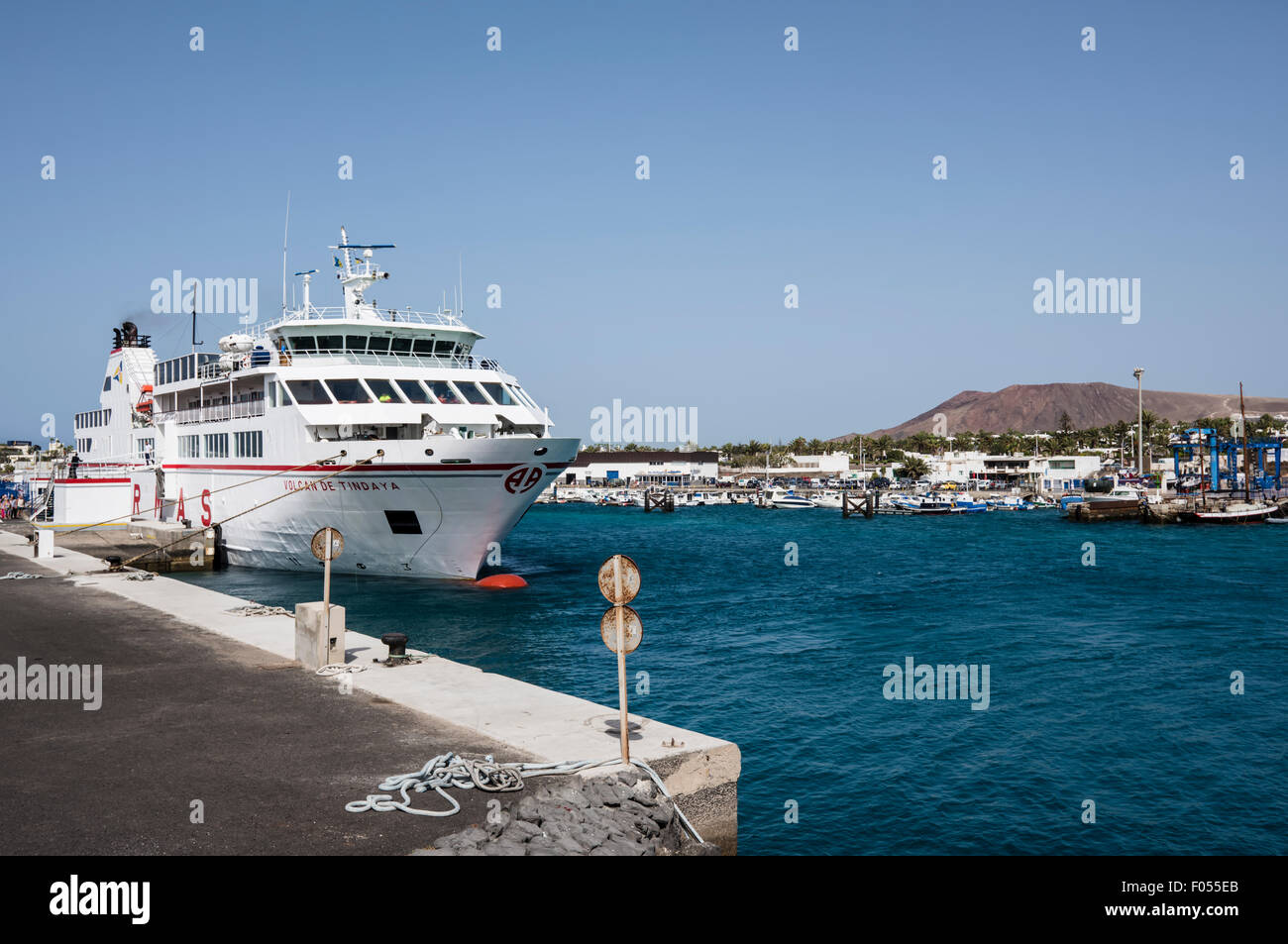 El ferry a Fuerteventura Lanzarote, volcán de Tindaya, en el puerto de playa blanca, en Lanzarote, en las Islas Canarias Foto de stock