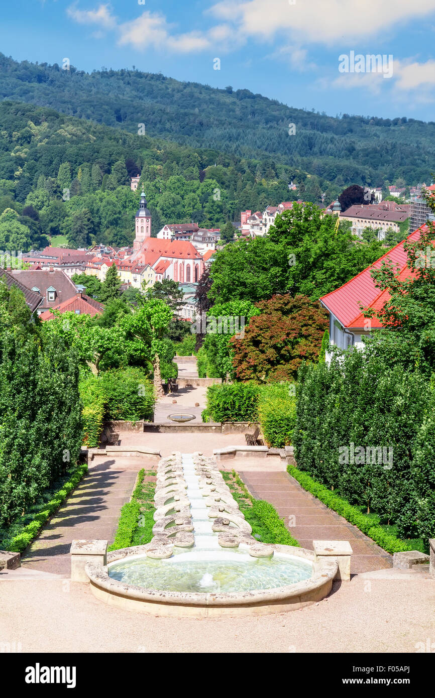 Fuente cascada de agua 'Paraíso' en BadenBaden. Europa. Alemania
