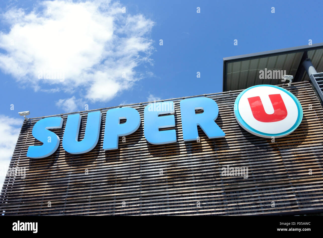 Rama de la cadena francesa de supermercados Super U en Francia Fotografía  de stock - Alamy