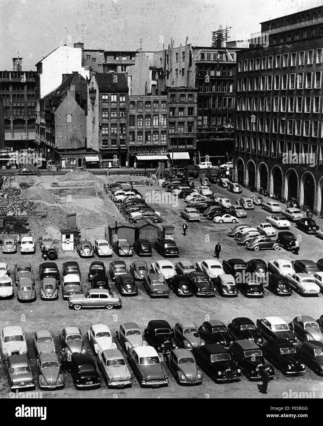 Transporte / transporte, coche, aparcamiento, plaza de aparcamiento en Berlin-Mitte, vista desde arriba, 1950, Derechos adicionales-Clearences-no disponible Foto de stock