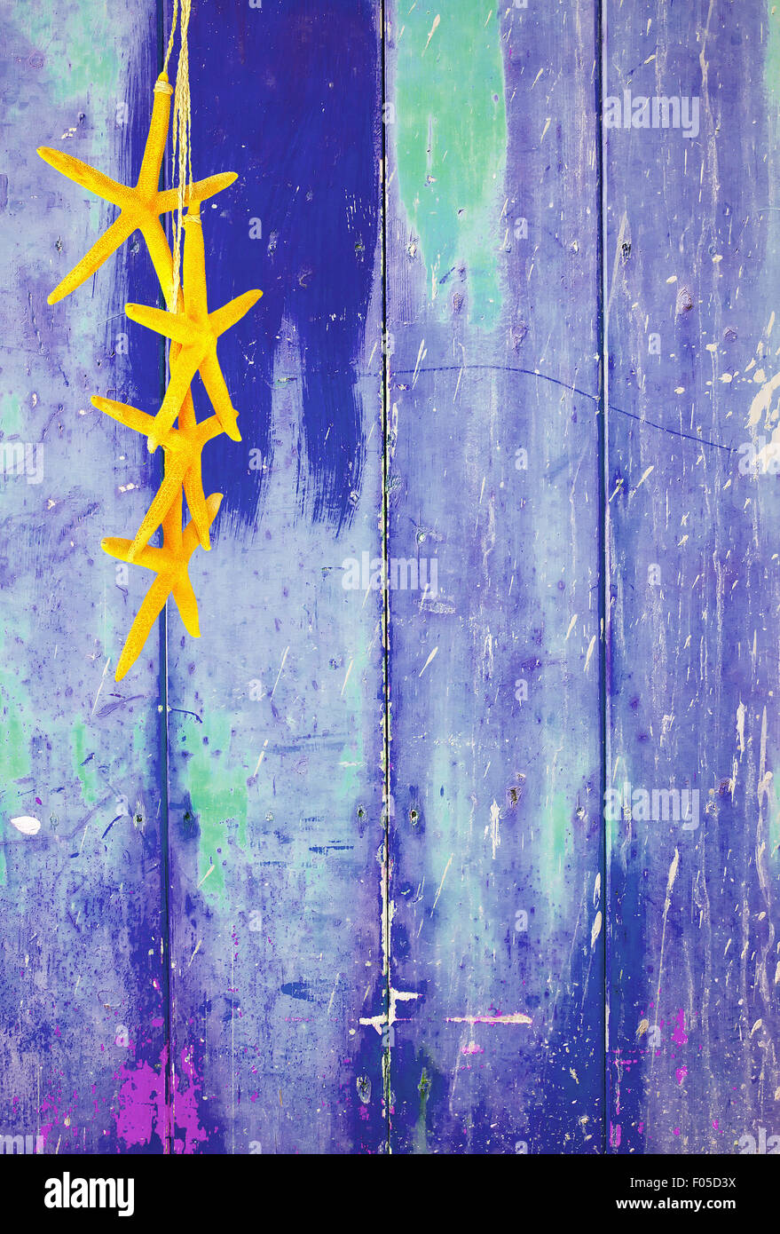 Color Azul De Fondo Vintage Con Mal Angustiado Sucio Textura Decorada En Estilo Hippie Con Amarillo Starfish Colgando De Fotografia De Stock Alamy