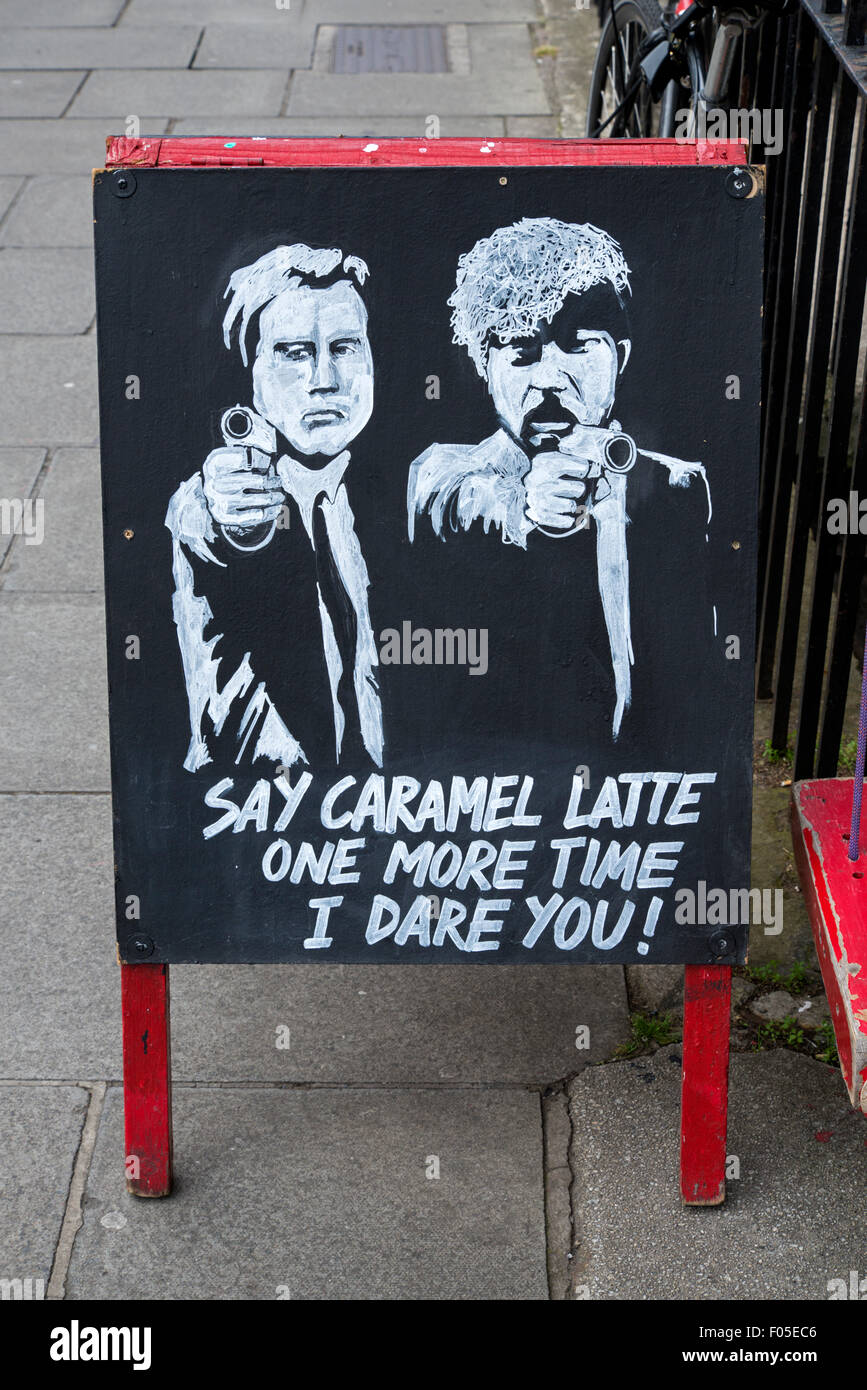 Un anuncio a bordo fuera 'Artesano' asado en Broughton Street, Edimburgo, Escocia, Reino Unido. Foto de stock