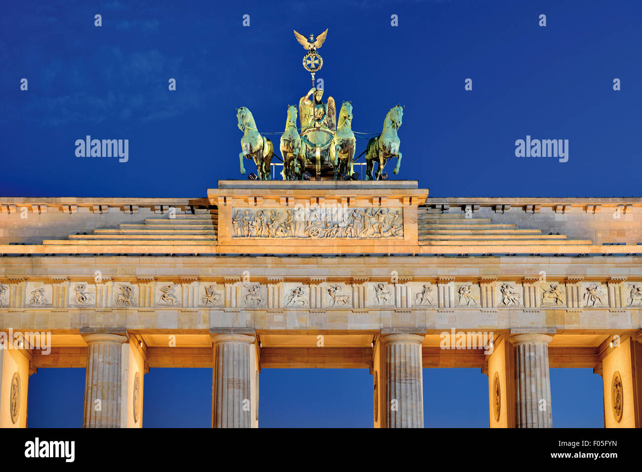 Alemania, Berlín: Parte superior de la Puerta de Brandenburgo de noche Foto de stock