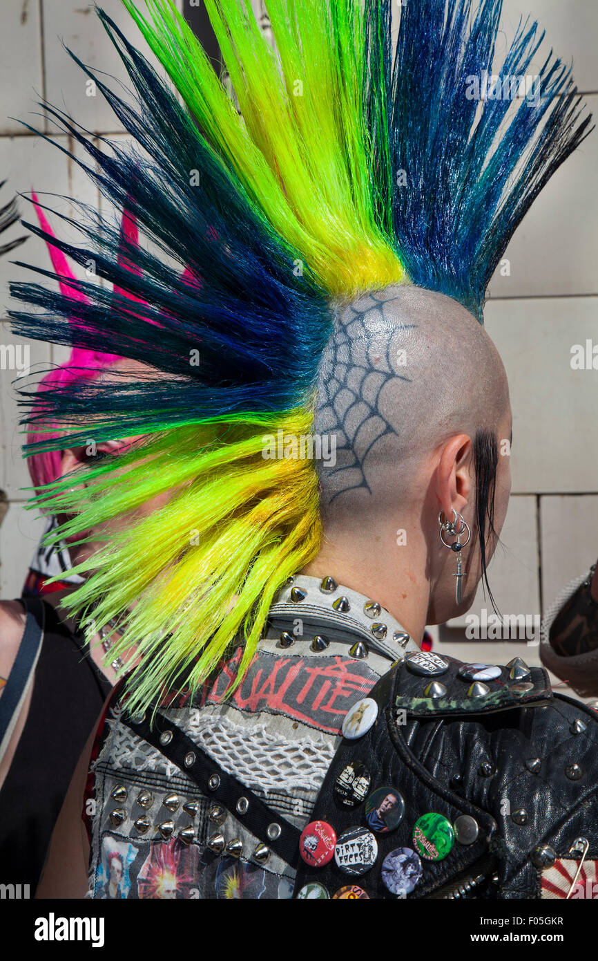 Peinado gótico mohicano punk fotografías e imágenes de alta resolución -  Alamy