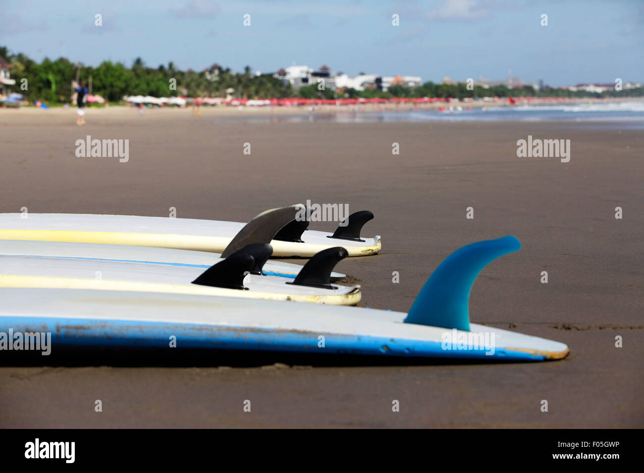 Las tablas de surf en la playa de Kuta en la isla de Bali en la orilla