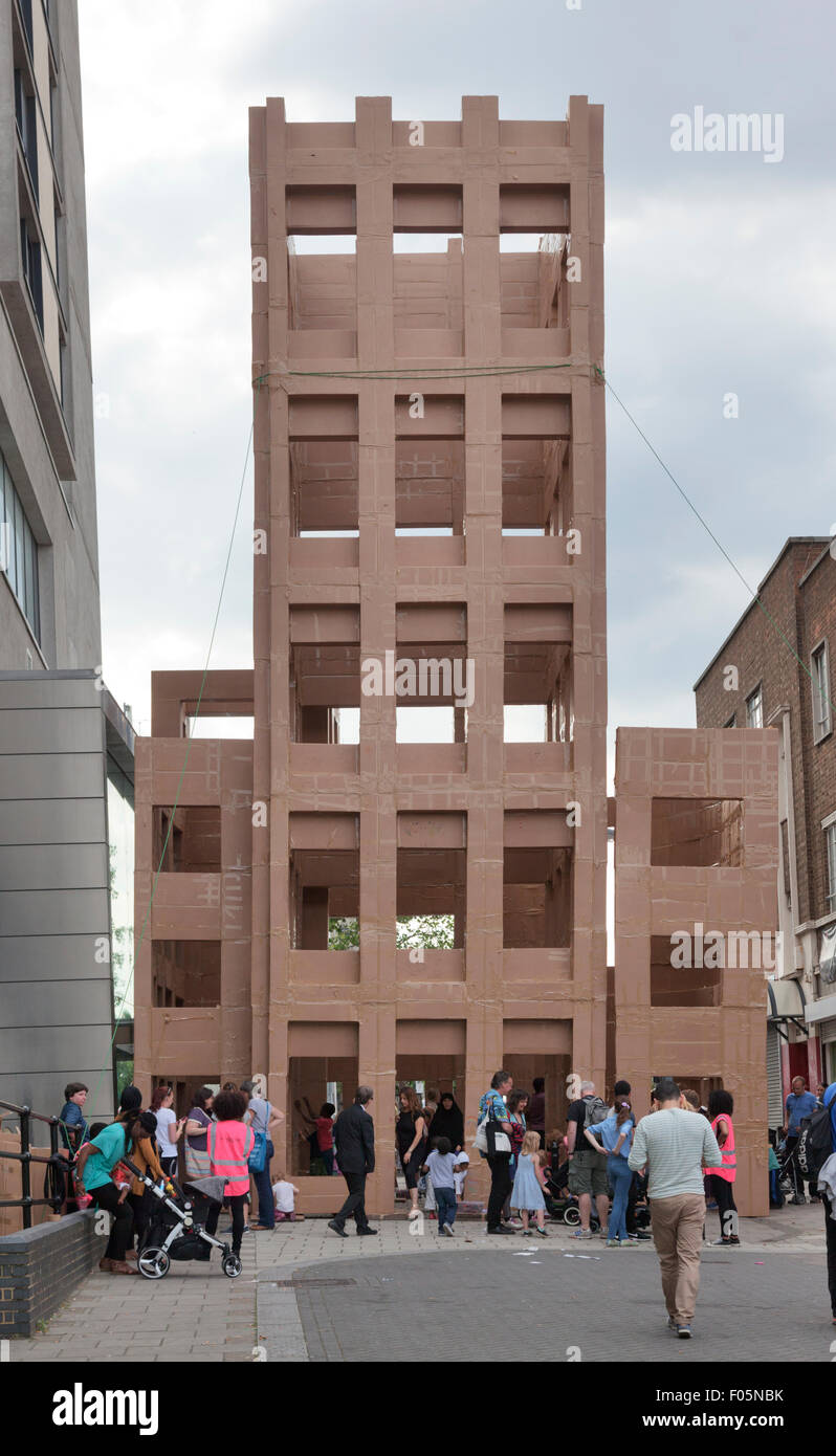 Londres, Reino Unido. 7 de agosto de 2015. El pueblo de Torre es una  estructura de 14 metros de altura construidos en cajas de cartón fuera de  la Artsdepot en North Finchley