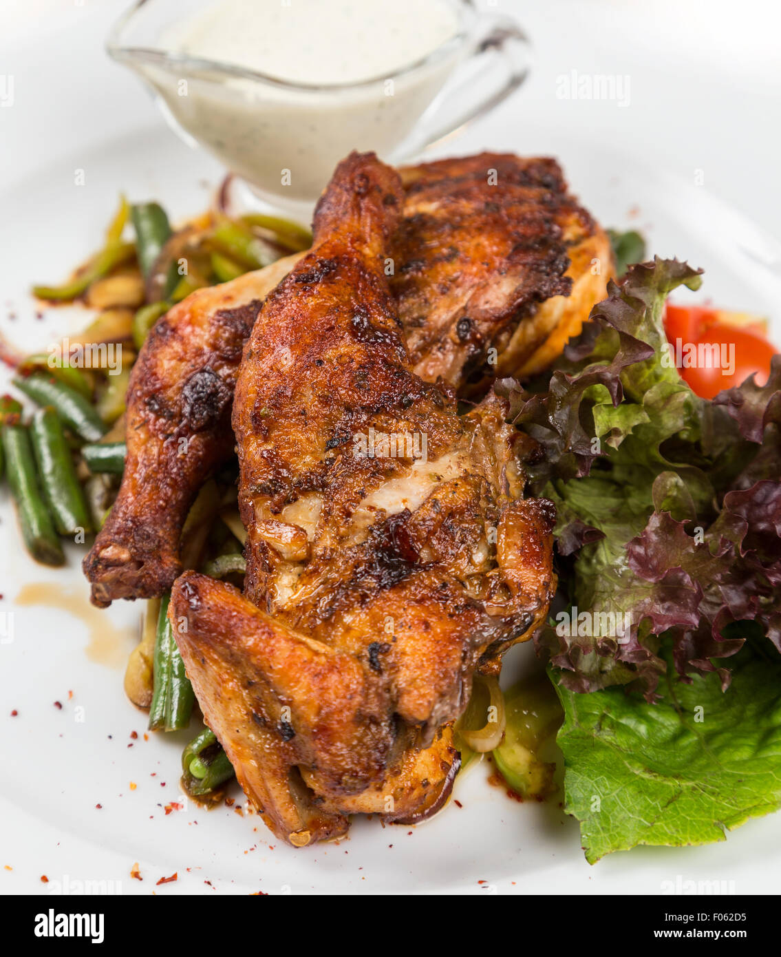 Pollo con verduras asadas pequeñas que sirven en el restaurante Foto de stock