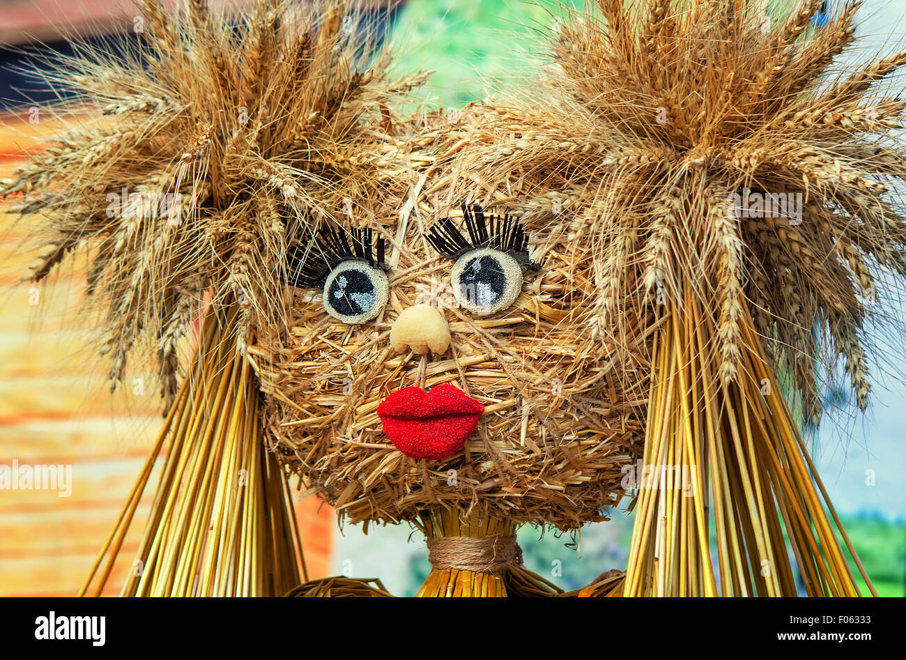 Gracioso muñeco de paja y espigas de trigo con los ojos , pestañas, boca de  papier-maché Fotografía de stock - Alamy