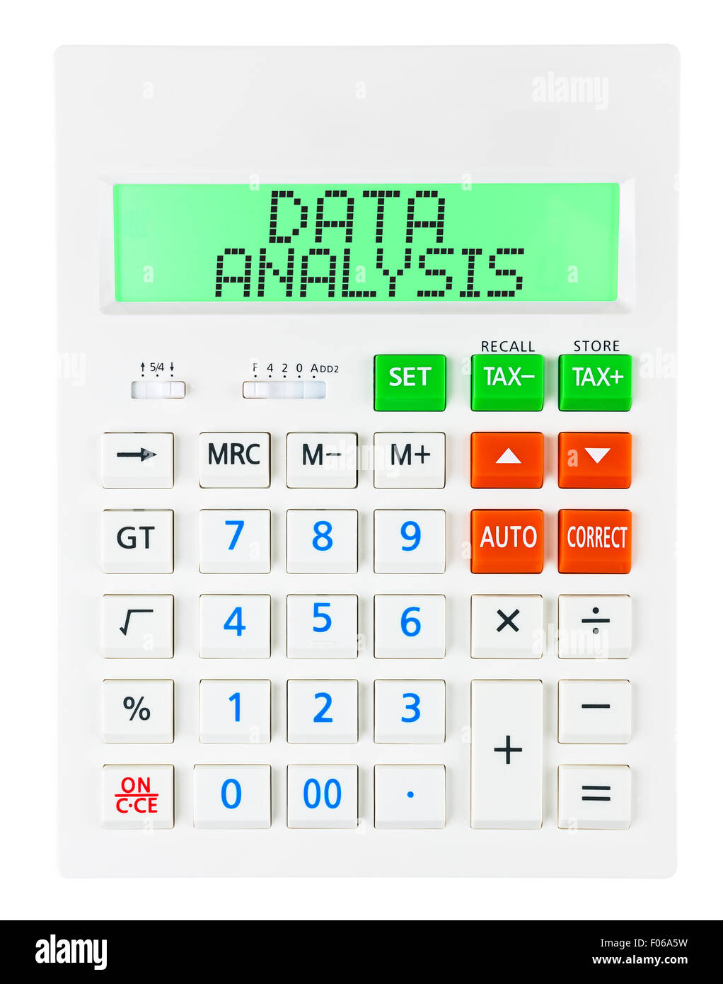 Calculadora con el análisis de los datos en la pantalla aislado sobre fondo blanco. Foto de stock