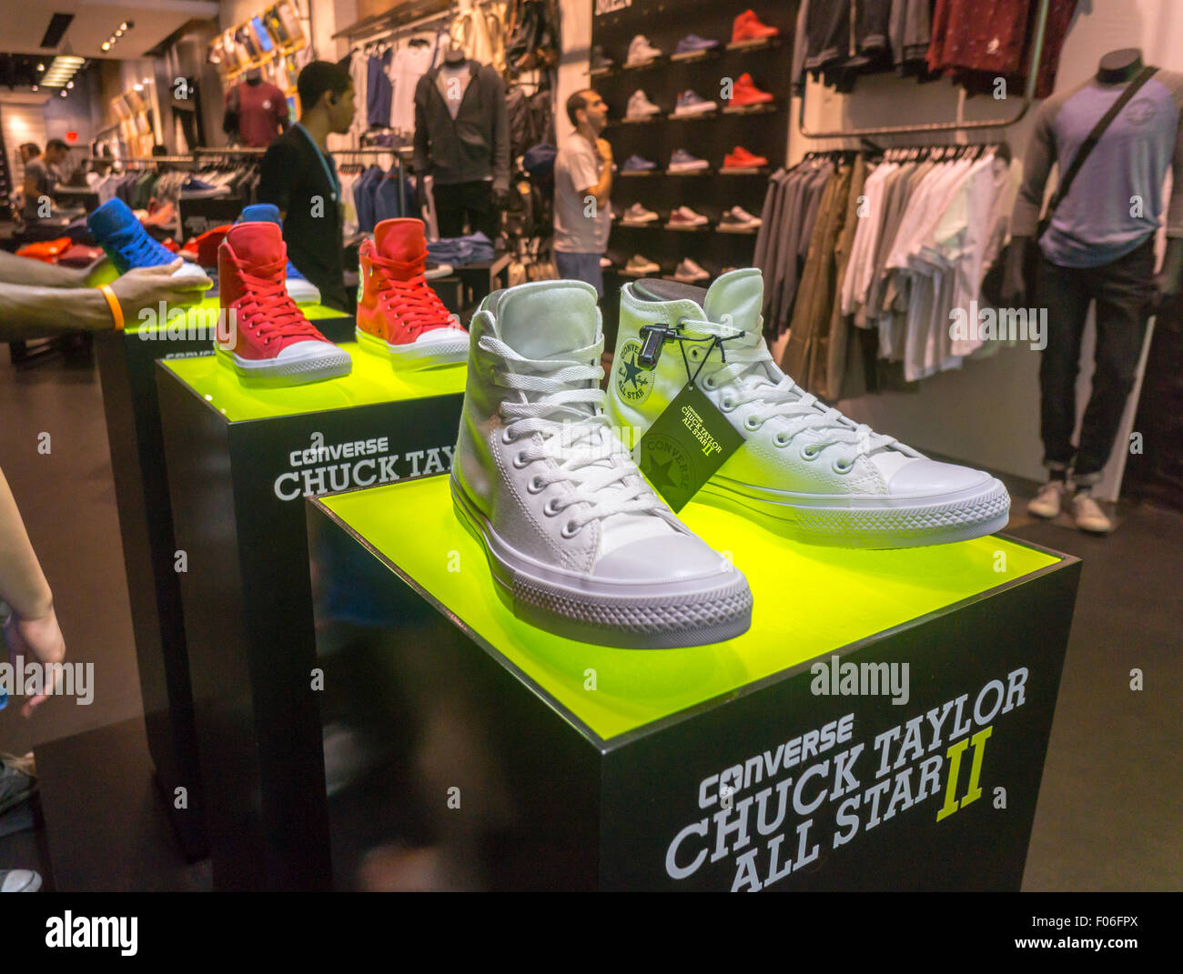 El rediseñado Chuck Taylor All Star II Converse zapatillas Converse en la  tienda en Soho en Nueva York el domingo, 2 de agosto de 2015. (© Richard B.  Levine Fotografía de stock - Alamy