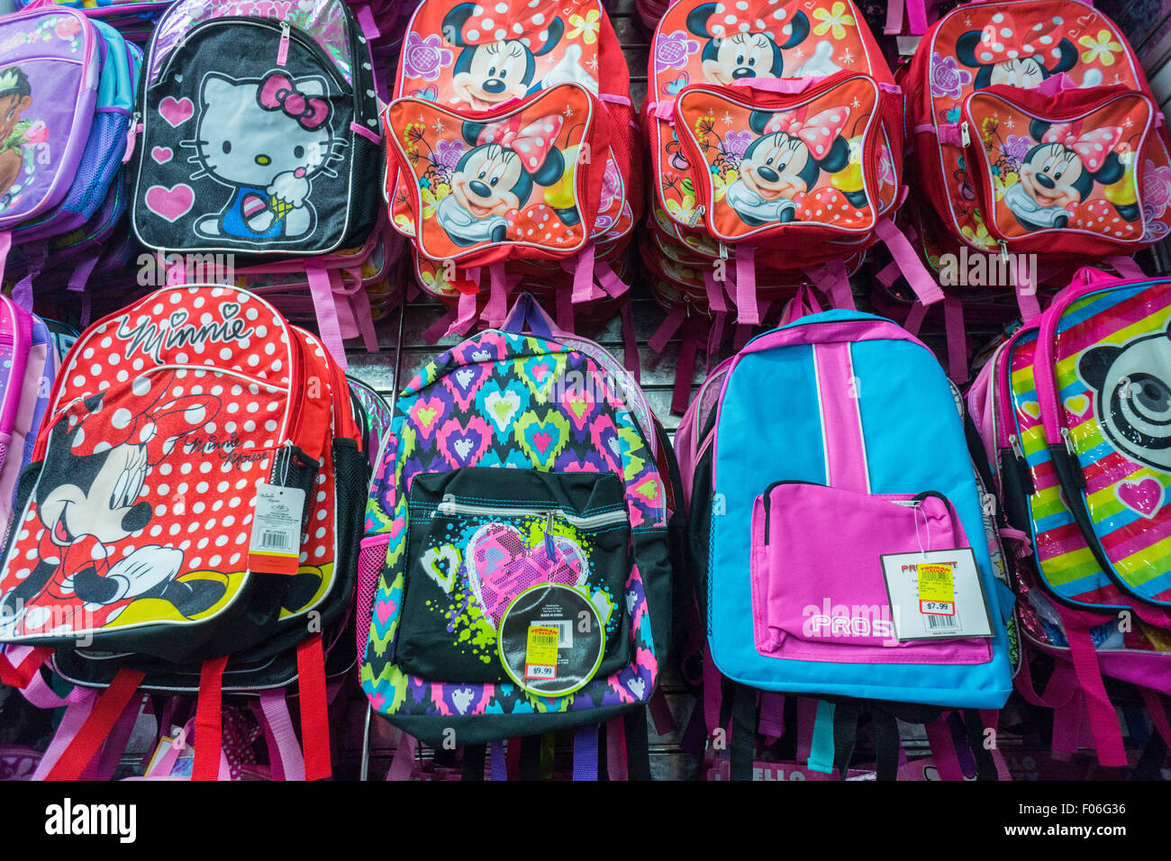 Mochilas para venta en el distrito de compras del cubo en Bronx en New York como tiendas atraen a los compradores con sus ventas de regreso a la escuela el sábado,