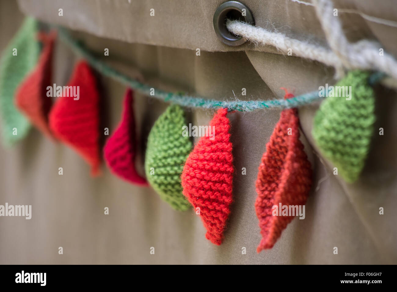 Un banderín de tejidos de lana de color disposición formas adornan una lona  verde Fotografía de stock - Alamy