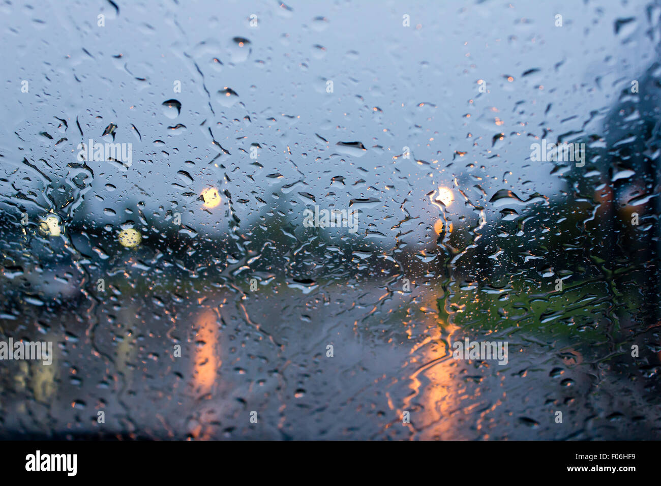 Las gotas de lluvia en el cristal de coche en lluvioso Foto de stock
