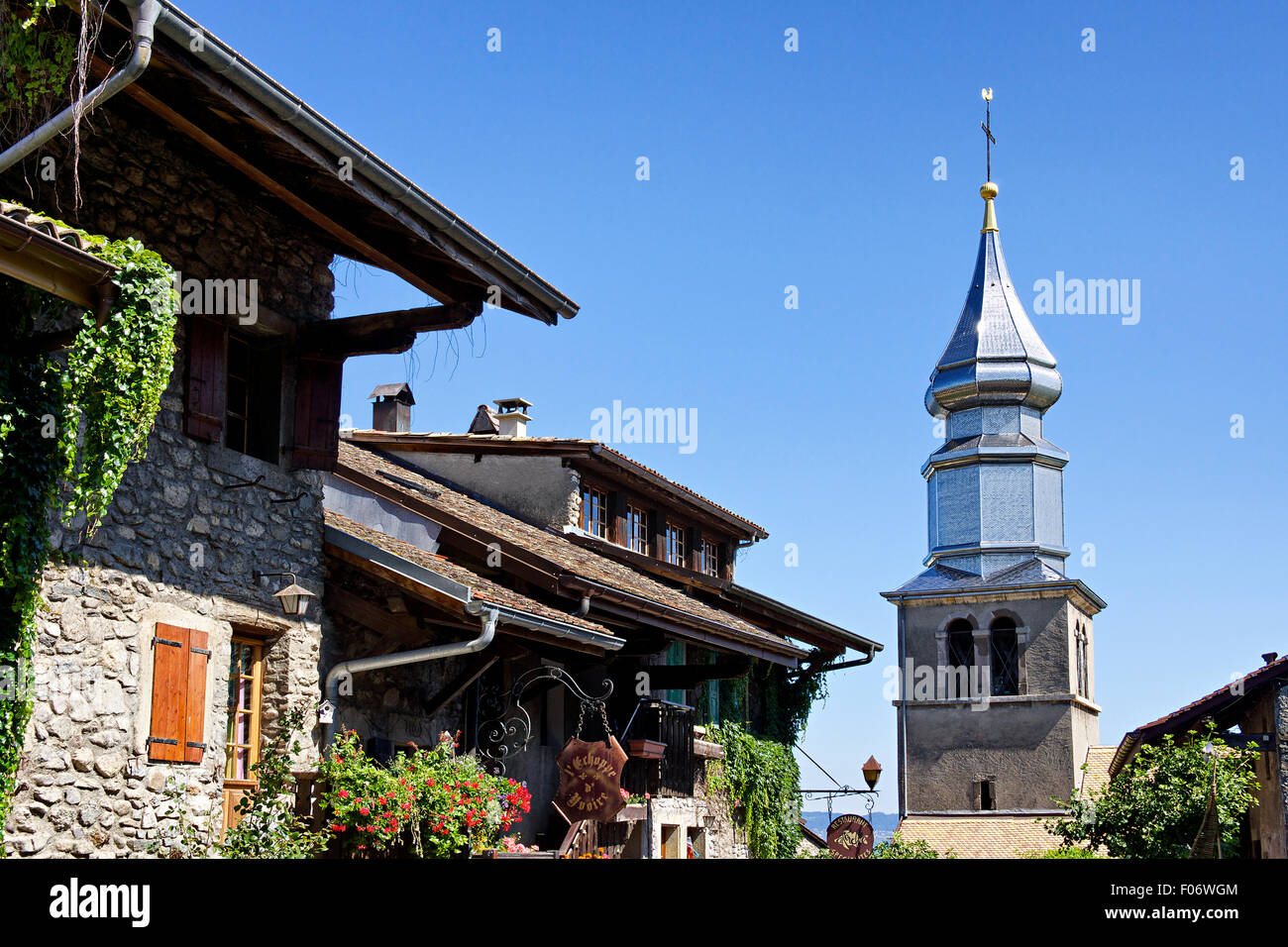 Francia, Haute Savoie, punta de Yvoire, el campanile de la iglesia. Foto de stock