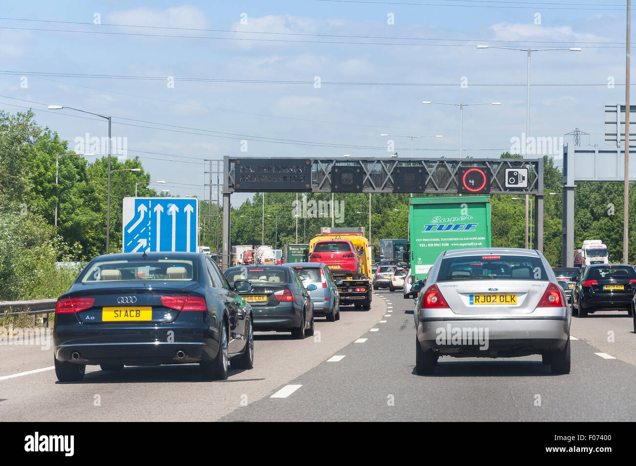 Atasco de tráfico y restricciones de velocidad en la autopista M25, Surrey, Inglaterra, Reino Unido Foto de stock