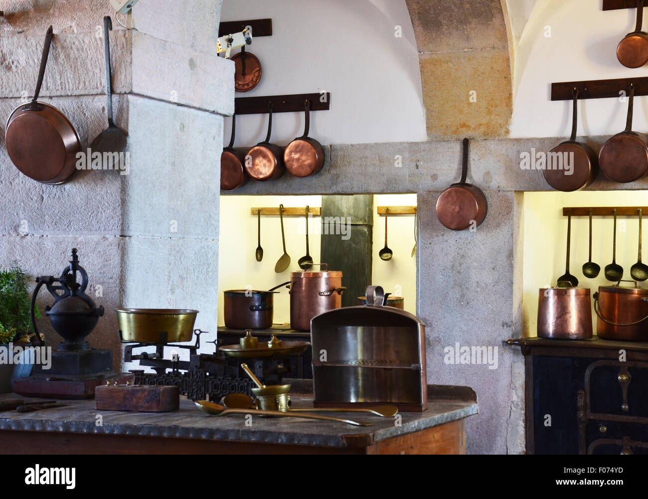 Cocina utensilio de cobre - royal kitchen en el Palacio Nacional de Sintra Foto de stock