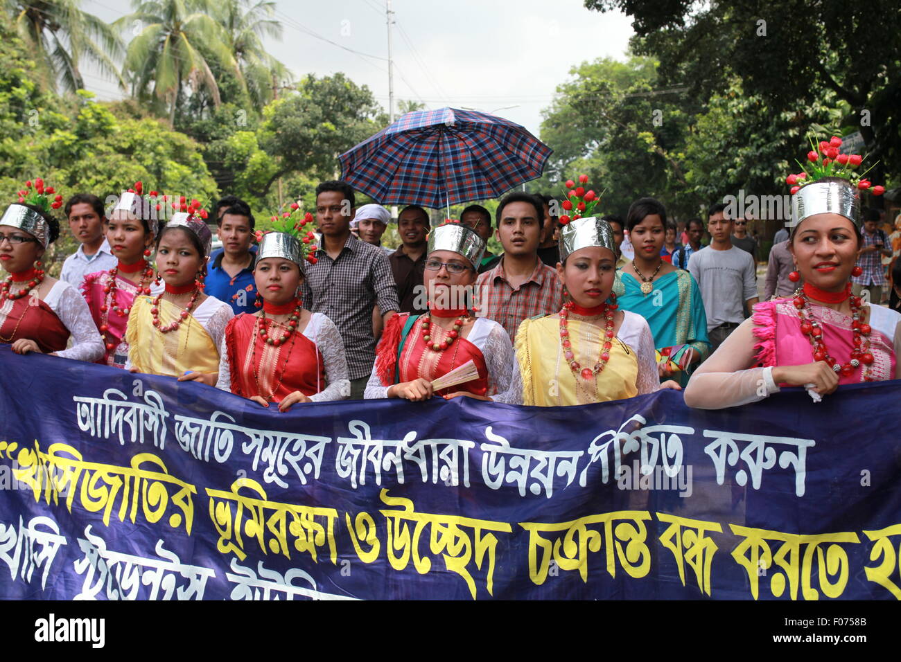 Dhaka, Bangladesh. El 9 de agosto de 2015. En Bangladesh las mujeres indegenious participar en una manifestación en Dhaka para celebrar las Naciones Unidas (ONU), Día Internacional de las Poblaciones Indígenas del Mundo. El evento es observado para promover y proteger los derechos de las comunidades indígenas culturas ricas y diversas en Dhaka el 8 de agosto de 2015. Este año, las Naciones Ntions hacer lema de ths día es "garantizar la salud de las poblaciones indígenas y de bienestar". Crédito: zakir hossain chowdhury zakir/Alamy Live News Foto de stock