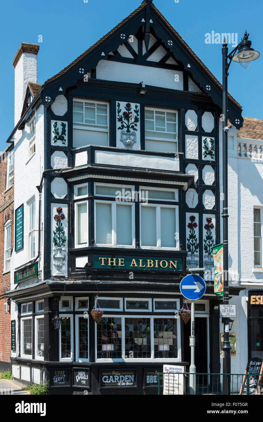 Fachada decorativa del Albion armas, High Street, Epsom, Surrey, Inglaterra, Reino Unido Foto de stock