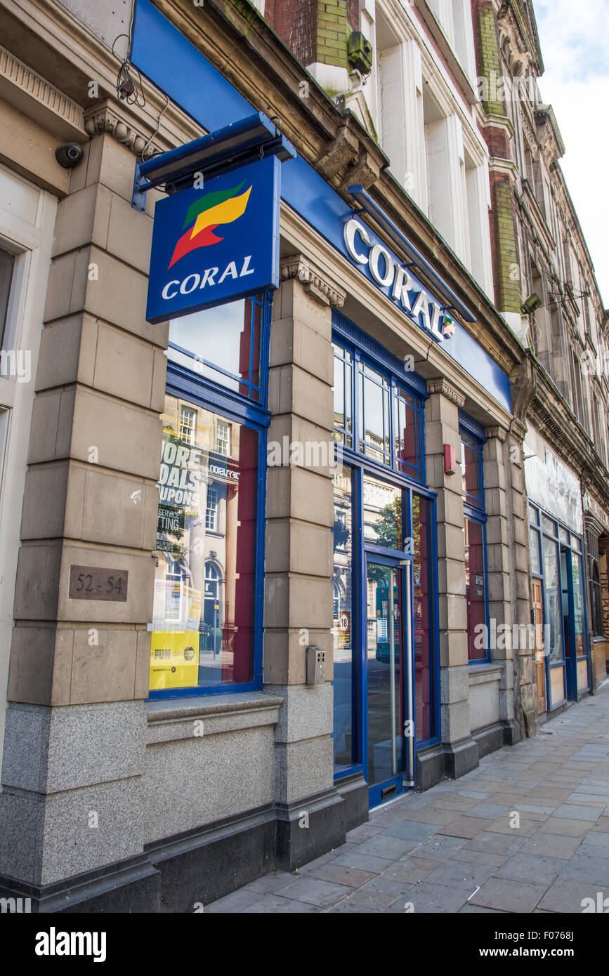 La tienda de apuestas Coral en High Street, el centro de la ciudad de Wolverhampton Foto de stock