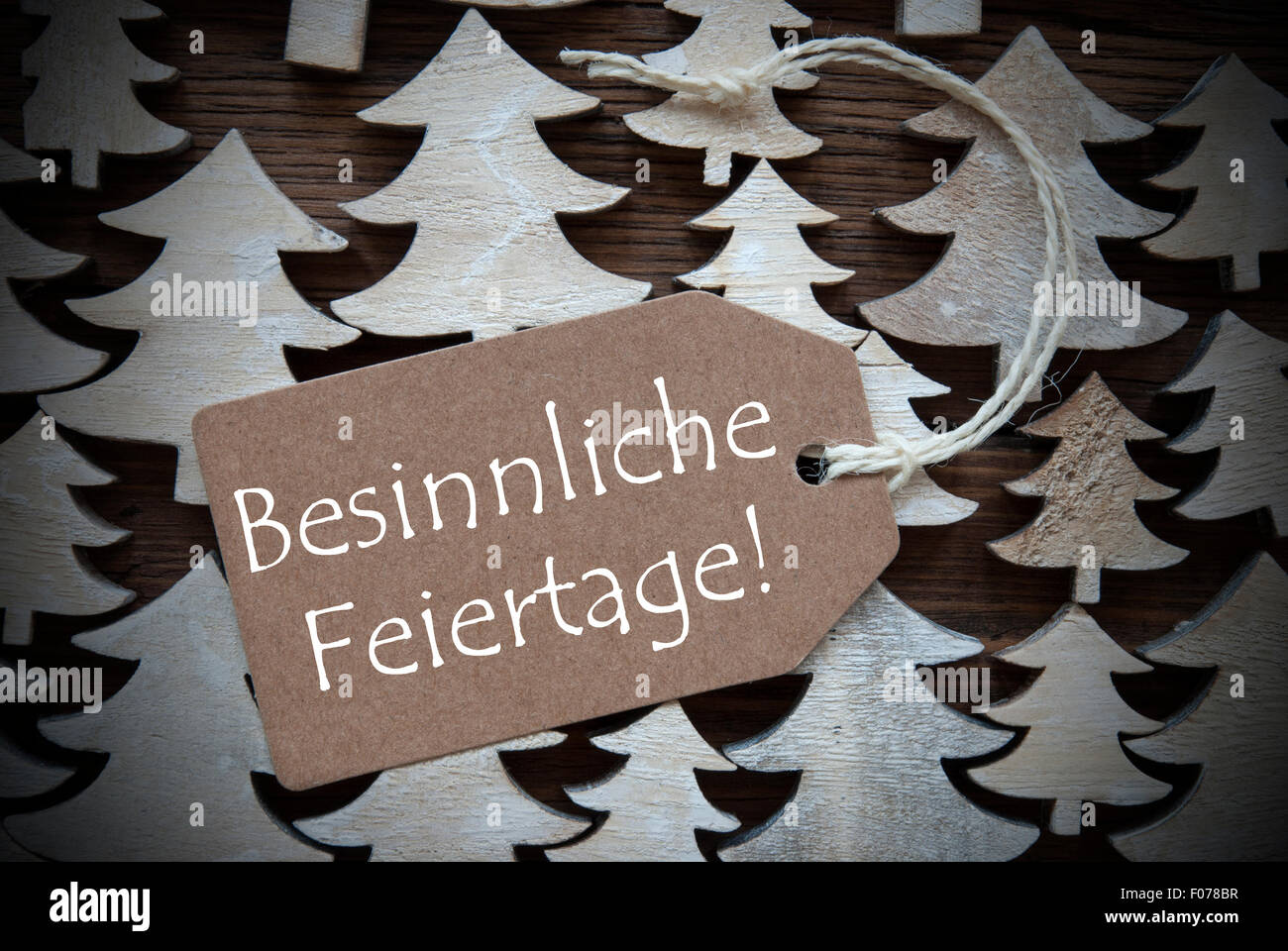 Etiqueta Feiertage Besinnliche significa ¡Feliz Navidad! Foto de stock