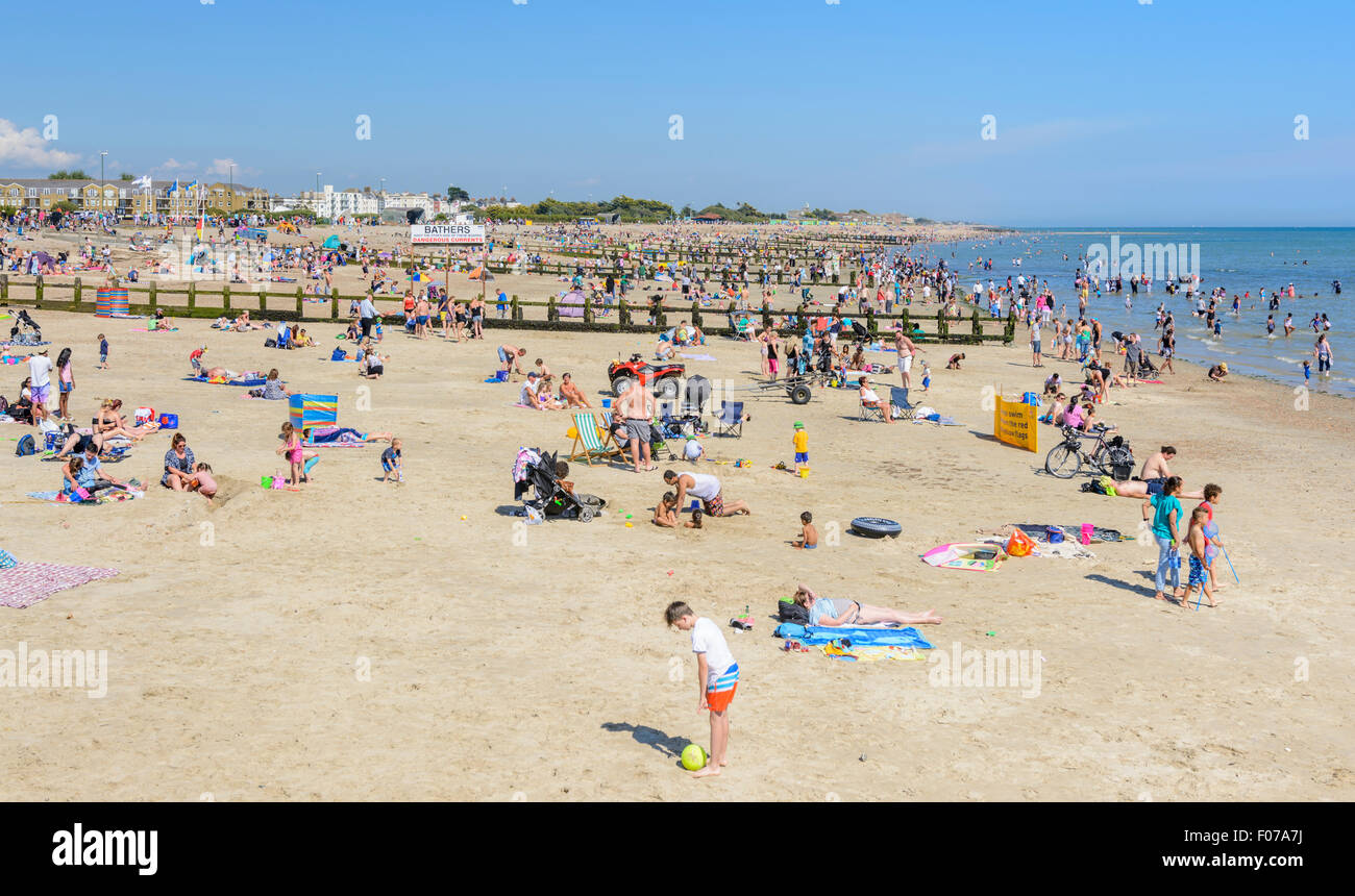 Abarrotada playa con bandera azul en el verano en Littlehampton, West Sussex, Inglaterra, Reino Unido. Foto de stock