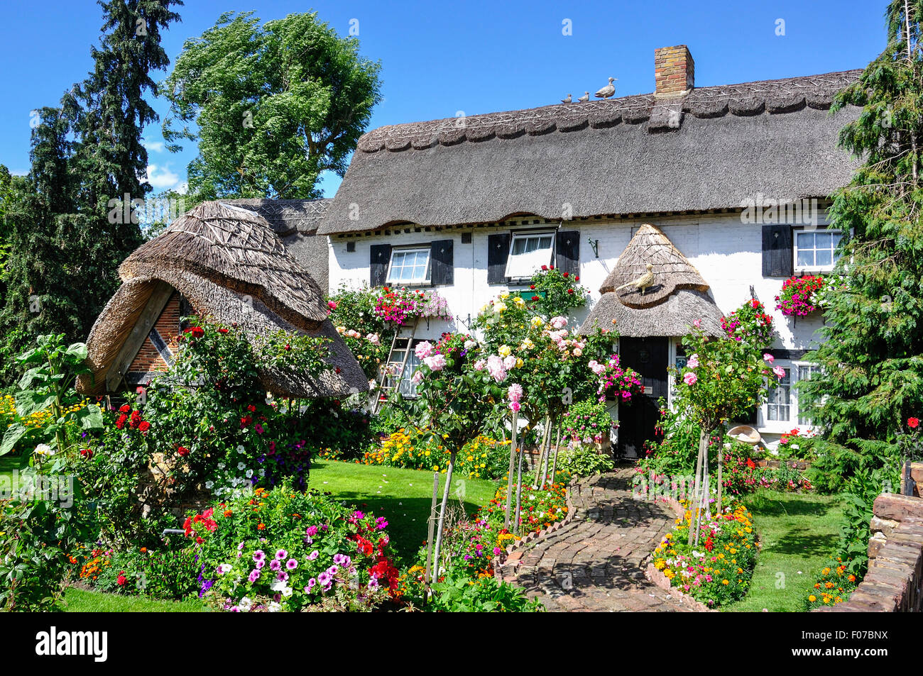 Bonita casita con techo de paja y el jardín, Longford Village, el distrito londinense de Hillingdon, Greater London, England, Reino Unido Foto de stock