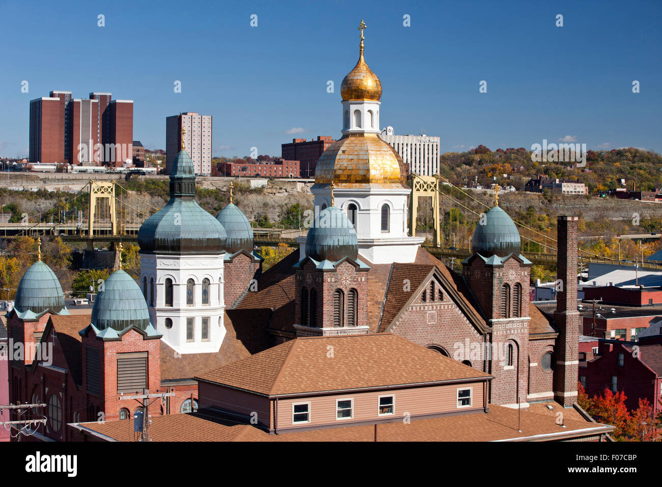 Las cúpulas de San Juan Bautista de la Iglesia Ucraniana Lado Sur PITTSBURGH SKYLINE PENNSYLVANIA EE.UU. Foto de stock