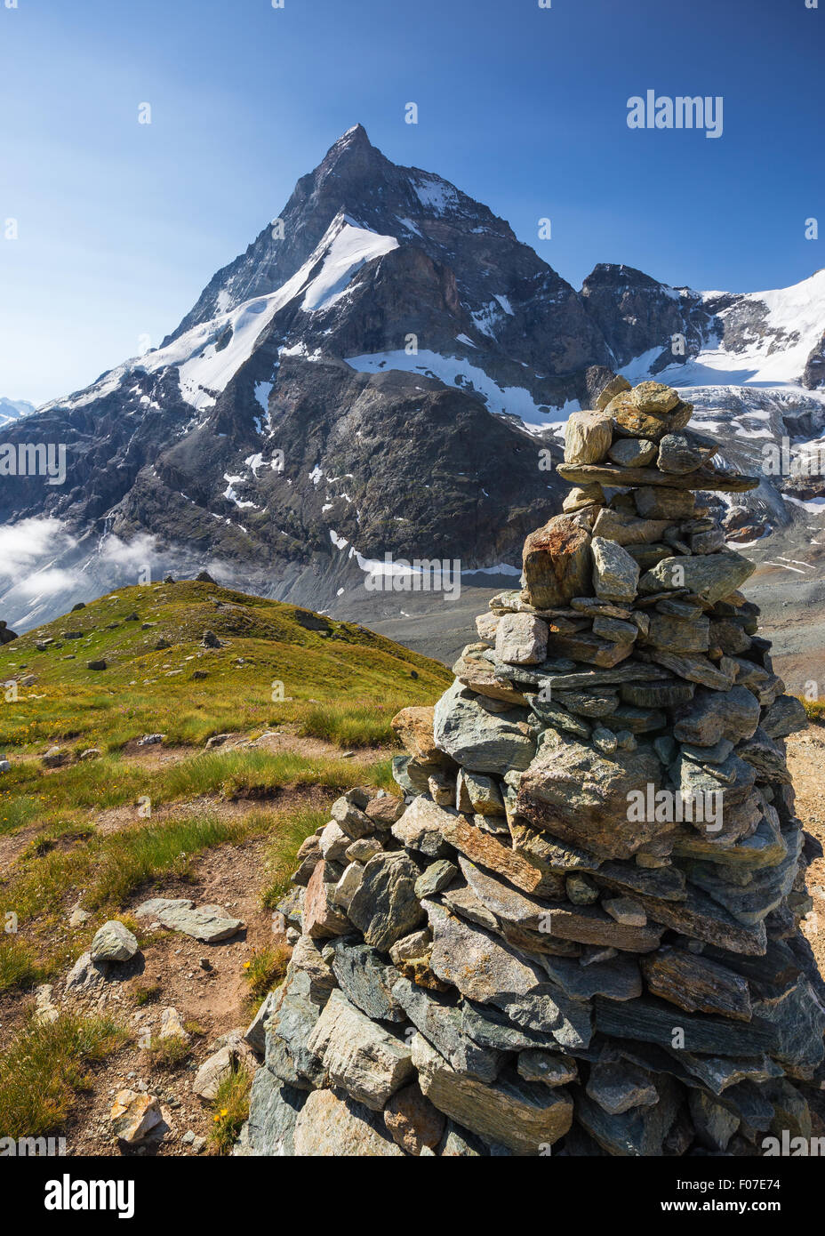 Monte Cervino (Matterhorn). El noroeste Ridge, Zmutt Ridge. Hiking Trail, pirámide de piedras. Zermatt. Alpes Suizos. Suiza. Foto de stock