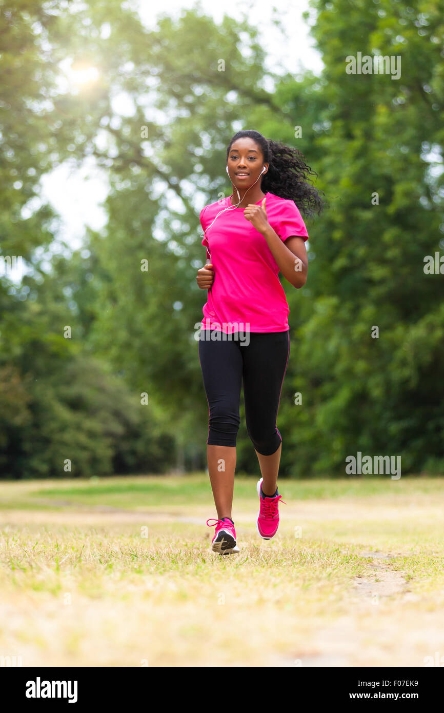 Afroamericana runner correr al aire libre, gimnasio, gente y un estilo de vida saludable Foto de stock