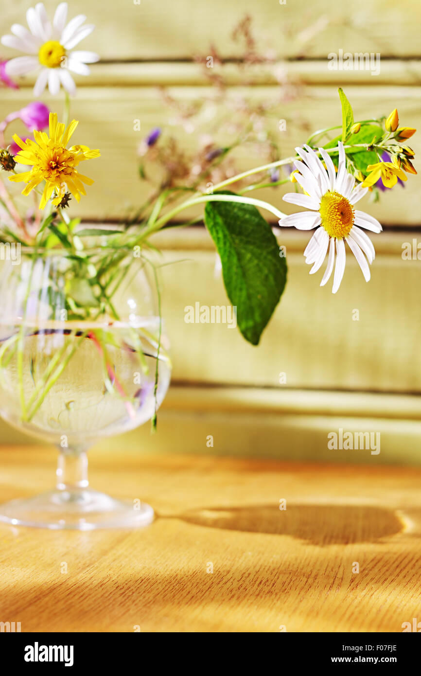 Ramo de flores silvestres en el cristal Foto de stock