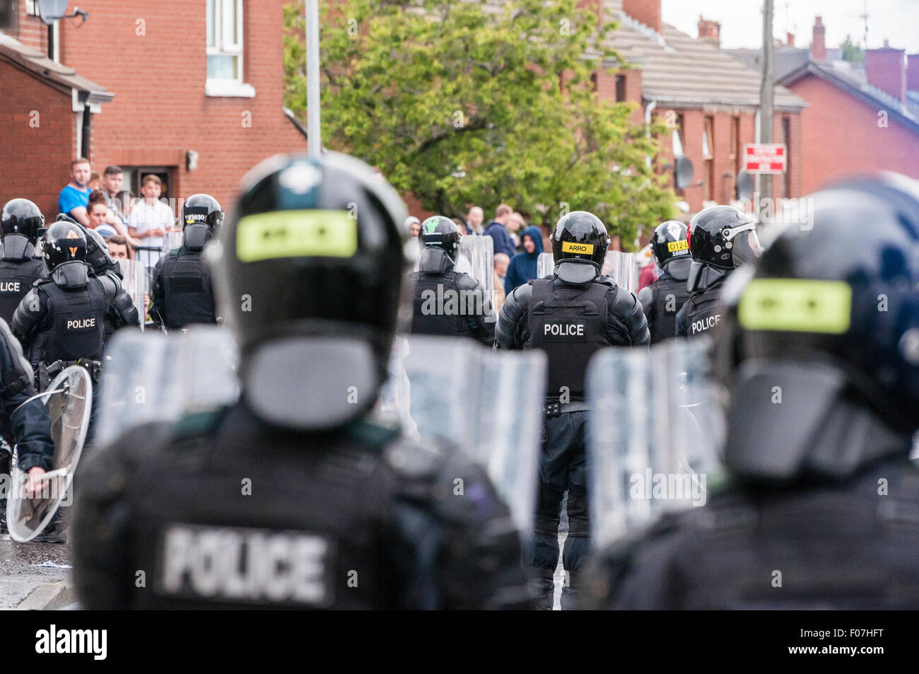 Belfast, Irlanda del Norte. 09 Aug 2015 - PSNI antidisturbios mueven en hervidor revoltosos Crédito: Stephen Barnes/Alamy Live News Foto de stock