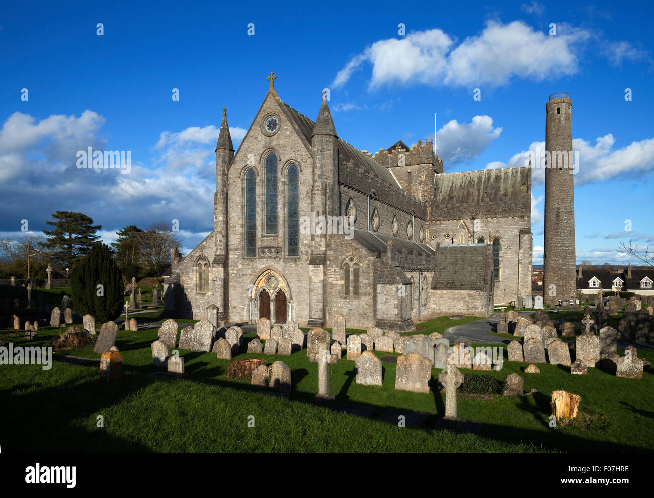 Siglo XIII San Canice en la Catedral del siglo XI, con su torre redonda