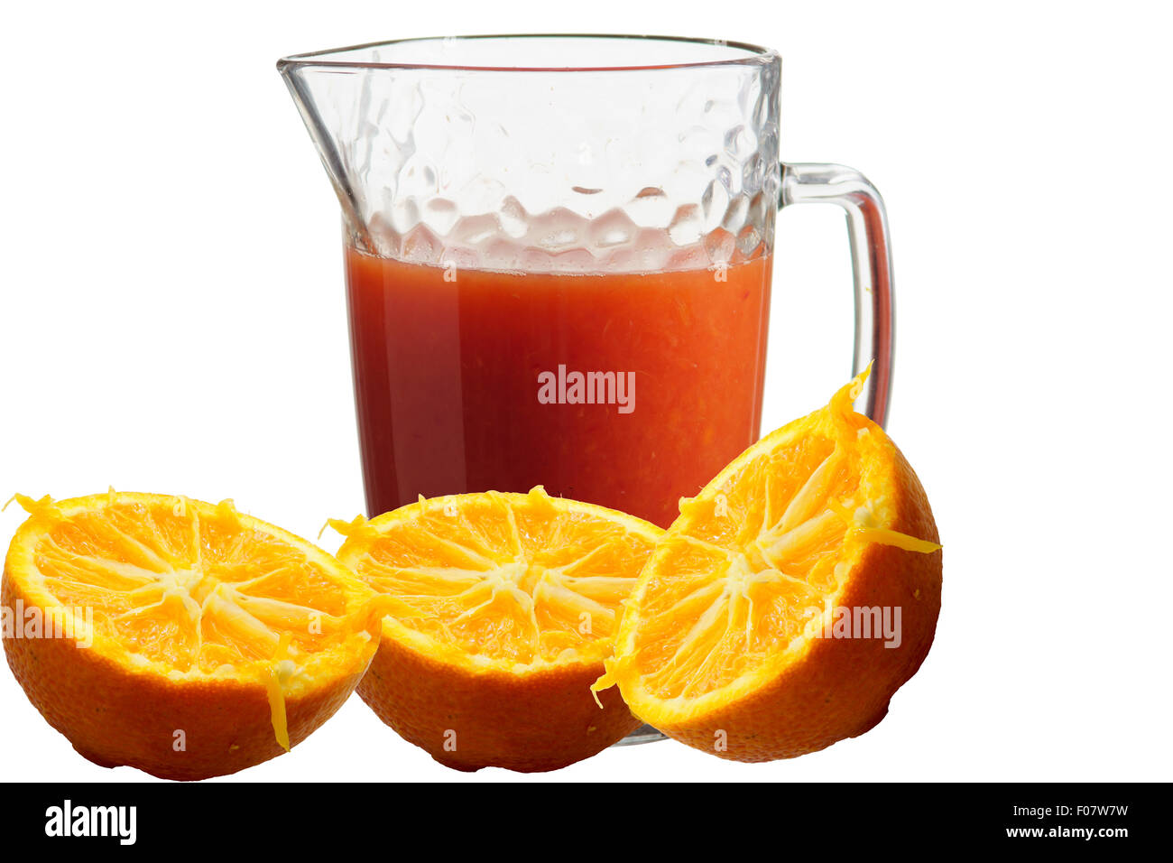 Zumo de naranja recién exprimido en una jarra de color blanco puro de fondo aislado Foto de stock