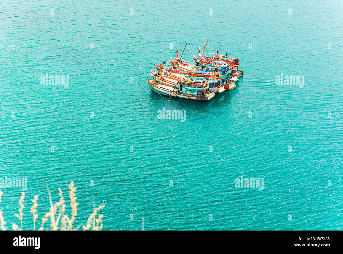 Transporte en barco en el azul del mar de Andamán, Scénic Foto de stock