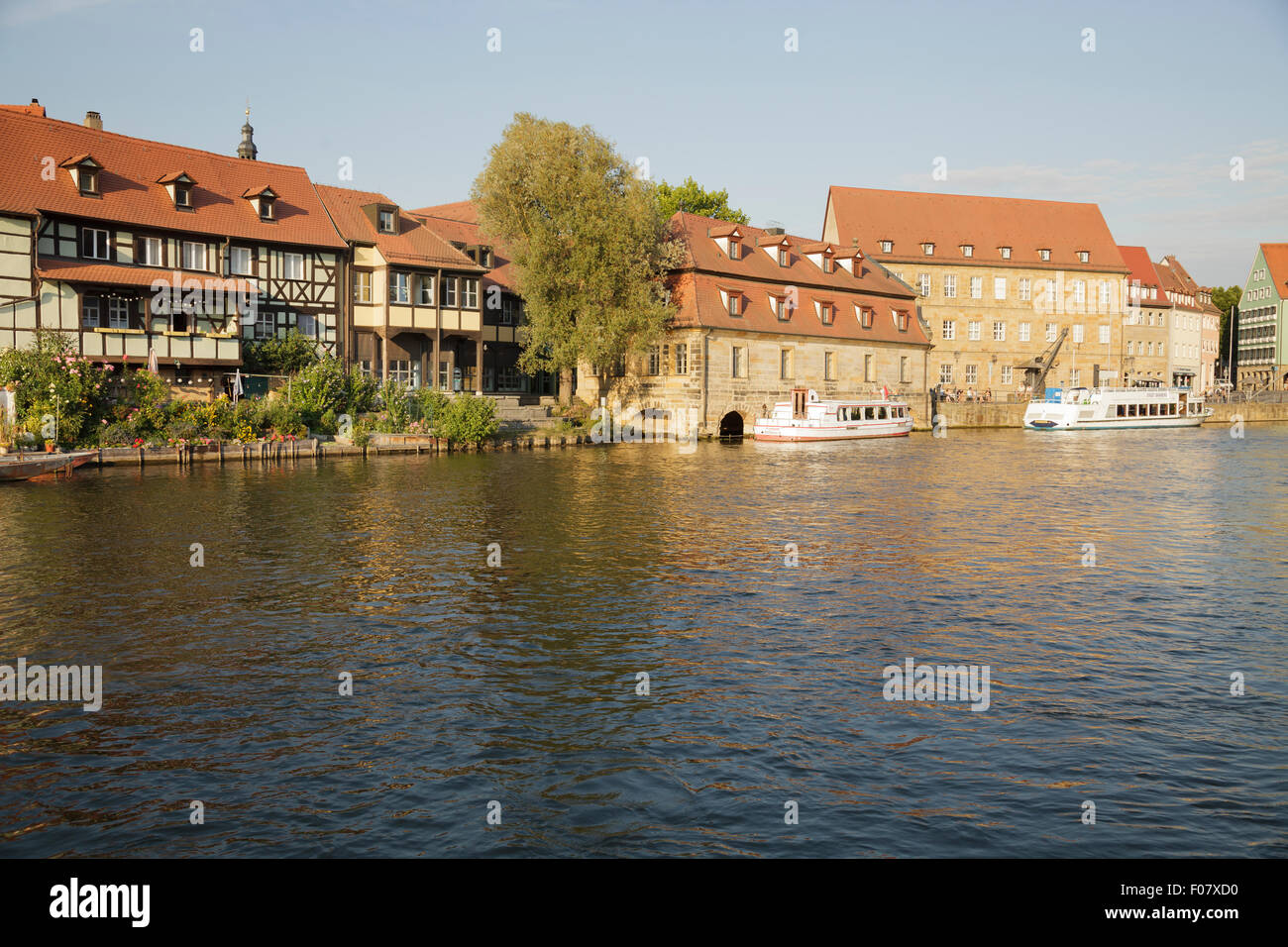 El viejo puerto sobre el río Regnitz con el antiguo matadero, Bamberg, Baviera, Alemania Foto de stock